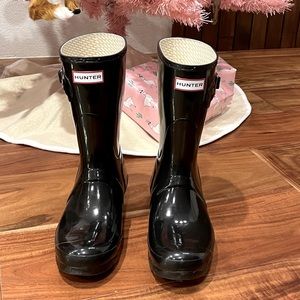 Like-new Hunter Short Gloss Rain Boots Black, W 9